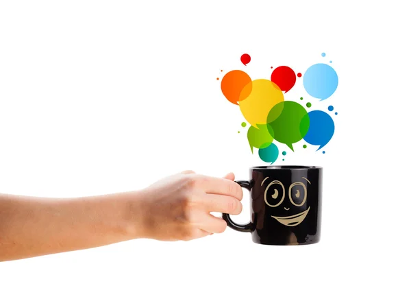 Kávésbögre színes absztrakt beszédbuborékkal — Stock Fotó