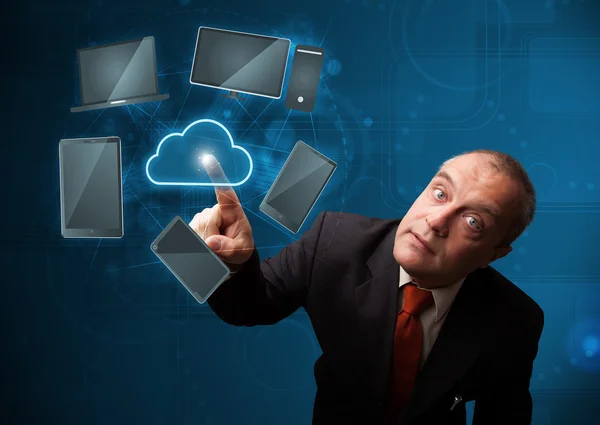 Geschäftsmann rührt an Hightech-Cloud-Dienst — Stockfoto