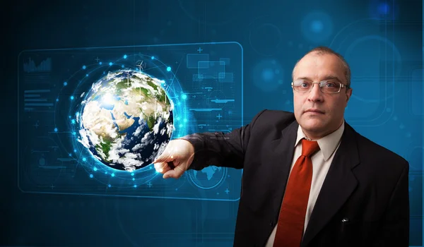 ハイテク3D地球パネルに触れるビジネスマン — ストック写真
