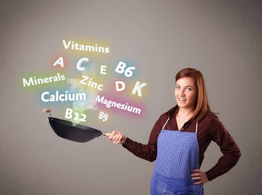 Genç bir kadın vitamin ve mineral pişiriyor.