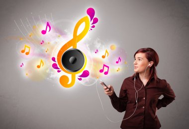 Güzel kız şarkı söylüyor ve müzik dinliyor.