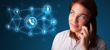 Güzel kız sosyal ağ simgeleriyle telefon görüşmesi yapıyor