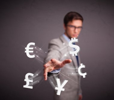 Çekici adam para birimi simgeleri atıyor