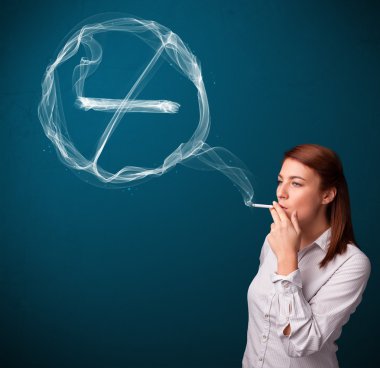 Sigara içmeyen sağlıksız sigara içen genç bayan.