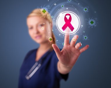 Genç hemşire modern tıbbi düğmelere basıyor.