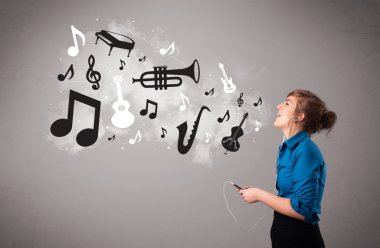 şarkı ve müzik musica ile güzel bir genç kadın
