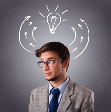 Genç adam kafasında oklar ve ampullerle düşünüyor.