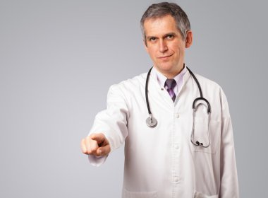 Orta yaşlı doktor fotokopi aletiyle el kol hareketi yapıyor