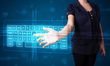 Sanal klavye tipine basan kız