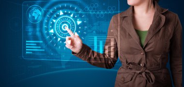 Kadın, modern düğmelere basıyor.