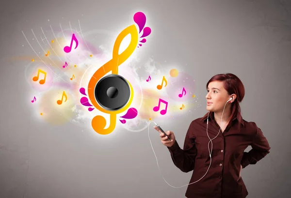 Pretty girl singing and listening to music with musical notes — Stock Photo, Image