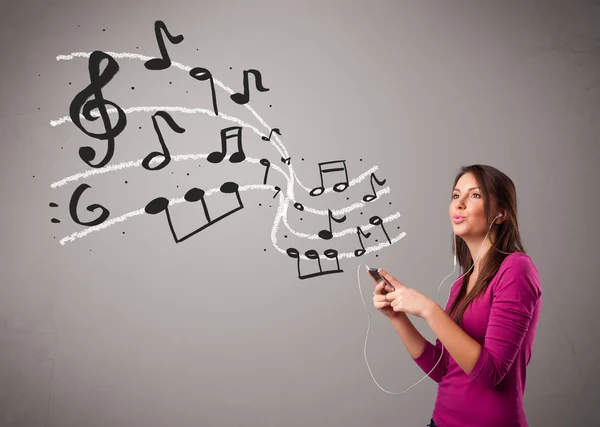 Привлекательная молодая леди поет и слушает музыку с музыкой — стоковое фото
