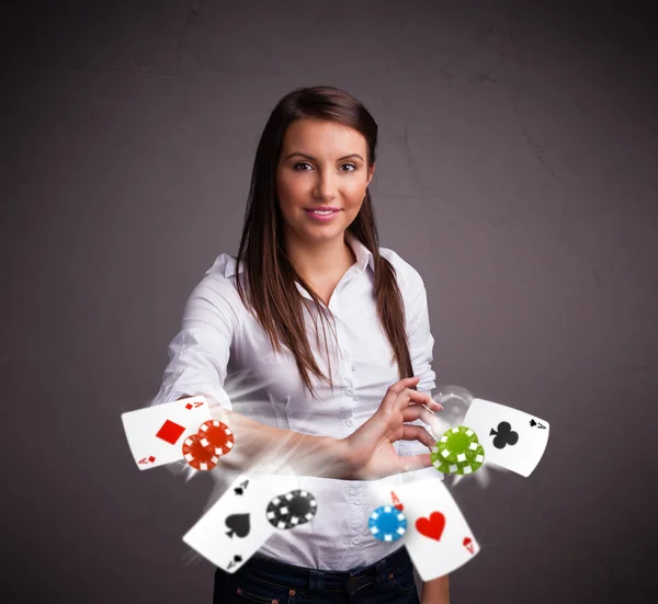 Jovem que joga com cartas de poker e fichas — Fotografia de Stock