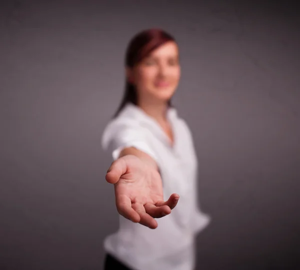 Chica bonita sosteniendo algo — Foto de Stock