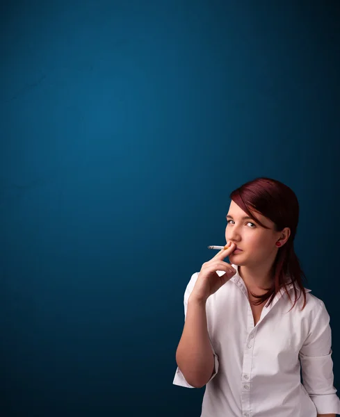 Beautiful woman smoking cigarette vith copy space — Stock Photo, Image