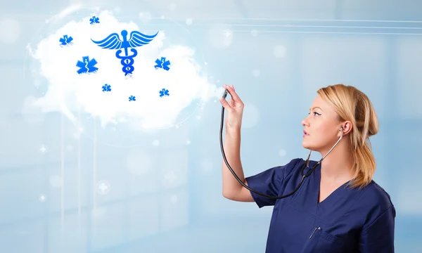 Médico jovem com nuvem abstrata e ícones médicos — Fotografia de Stock