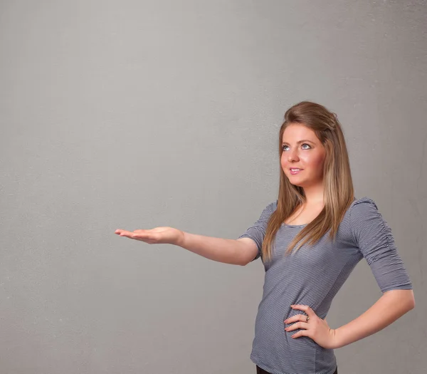 Hübsche Frau präsentiert leeren Kopierraum — Stockfoto