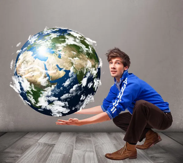 Goed uitziende man die 3d planeet aarde vasthoudt — Stockfoto