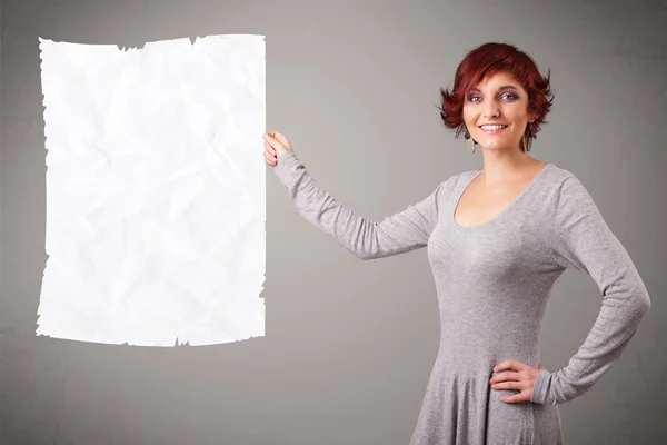 Chica joven sosteniendo espacio de copia de papel blanco arrugado —  Fotos de Stock