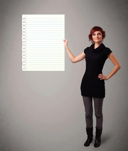 Ung kvinna som håller vitt papper kopiera utrymme med diagonala linjer — Stockfoto