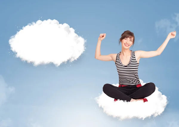 Giovane ragazza seduta sulla nuvola e pensando di discorso astratto bubb — Foto Stock
