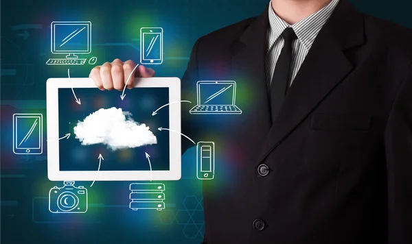 Biznesmen pokazujący ręcznie rysowane chmury obliczeniowe — Zdjęcie stockowe
