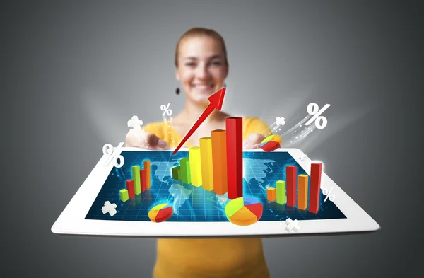 Fiatal nő gazdaság tabletta-val színes grafikonok és diagramok — Stock Fotó