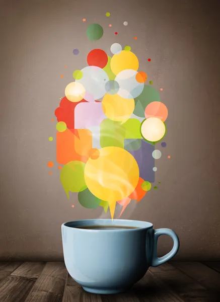 Tazza da tè con bolle di discorso colorate — Foto Stock