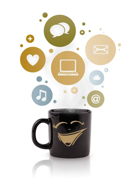 Filiżanka kawy z ikonami społecznymi i medialnymi w kolorowe bąbelki — Zdjęcie stockowe