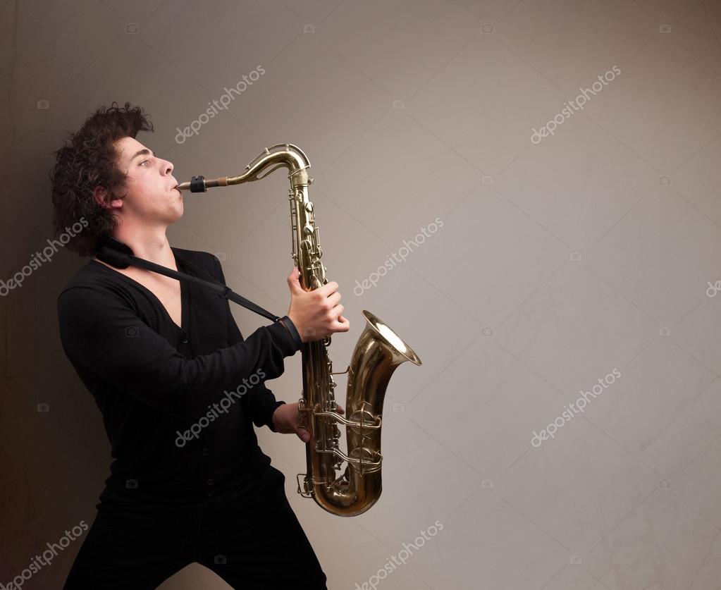 Молодой музыкант играет на саксофоне стоковое фото ©ra2studio 24334497