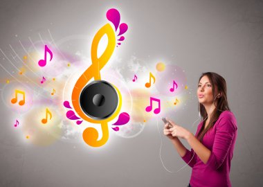 Güzel kız şarkı söylüyor ve müzik dinliyor.