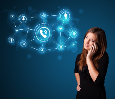 Güzel kız sosyal ağ simgeleriyle telefon görüşmesi yapıyor