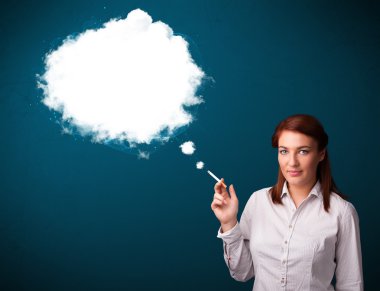 Sağlıksız sigara içen genç bir kadın.