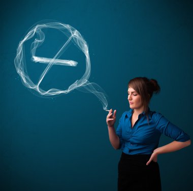 Sigara içmeyen sağlıksız sigara içen genç bayan.