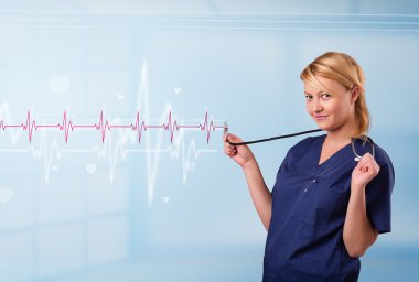 Güzel doktor kırmızı nabız ve kalp atışlarını dinliyor.