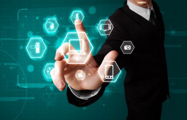 Sanal ortam tipi düğmelere basan iş adamı