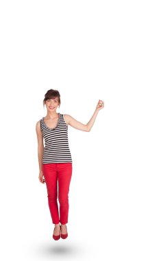 Kopya alanıyla el kol hareketi yapan genç bayan.