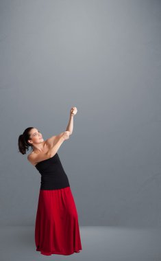 Fotokopi almakla meşgul güzel bayan.