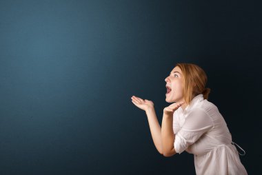 Genç bir kadın jest yapıyor.