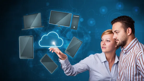 Felice coppia toccando il servizio cloud — Foto Stock