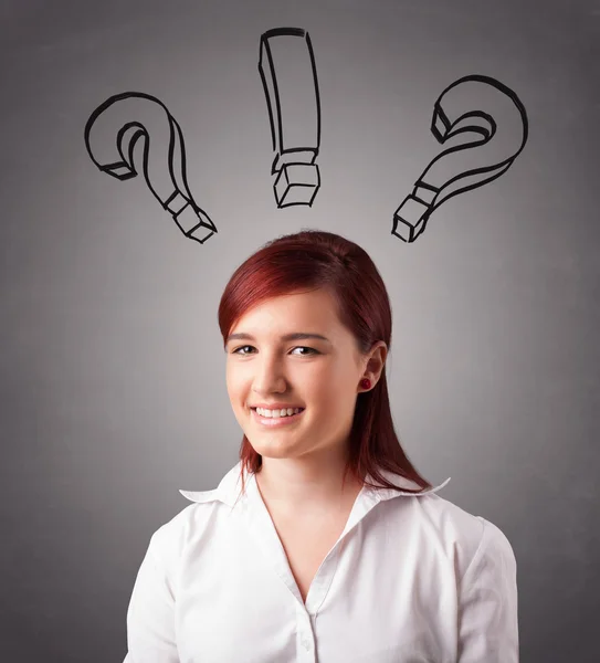 Jongedame denkt met vraagtekens boven haar hoofd — Stockfoto