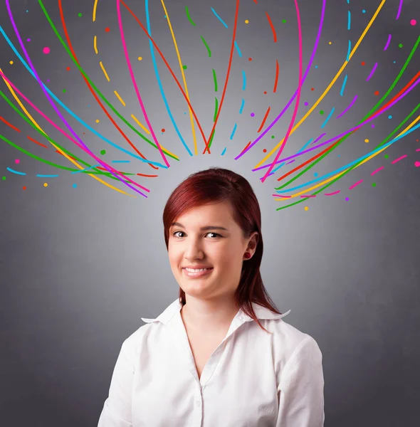 Młoda dziewczyna myśli kolorowe abstrakcyjne linie nad głową — Zdjęcie stockowe