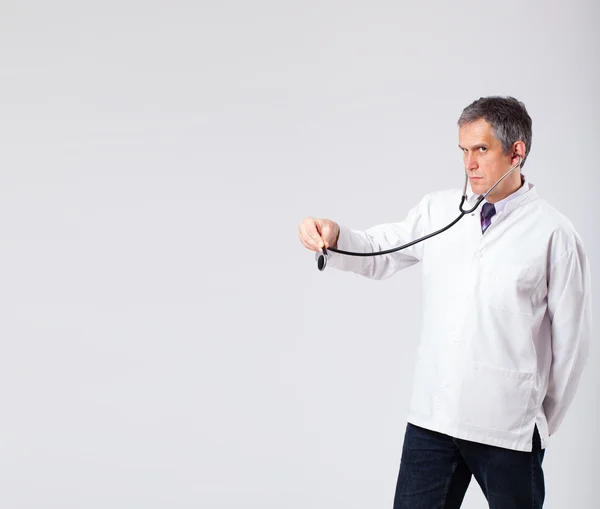 Doktor steteskopla boş kopyalama alanını dinliyor — Stok fotoğraf