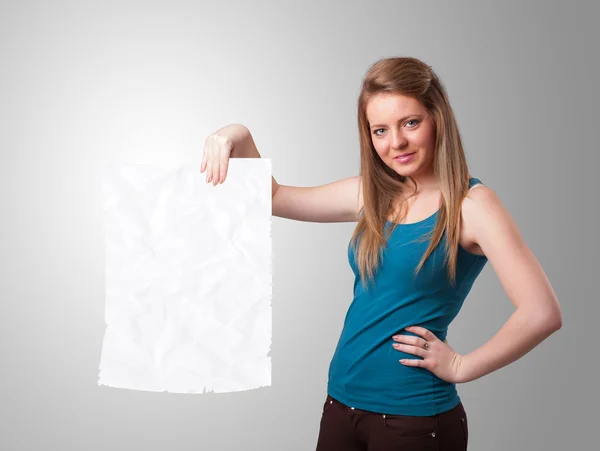 Ung flicka med skrynklig vit papperskopia utrymme — Stockfoto