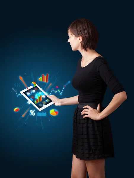 Женщина держит современный планшет с красочными диаграммами и графиками — стоковое фото