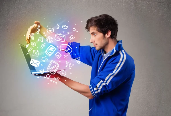 Przypadkowy człowiek trzyma laptopa ręką kolorowy wyciągnąć multimedialnych sy — Zdjęcie stockowe