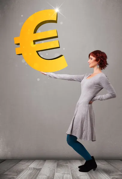 Belle fille tenant un grand signe en or 3d euro — Photo