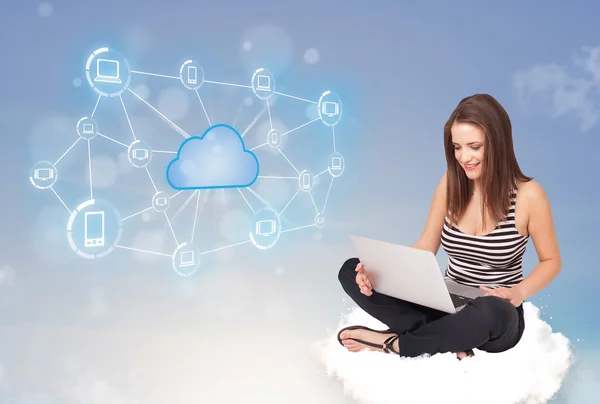 Femme heureuse assise sur le nuage avec l'informatique en nuage — Photo