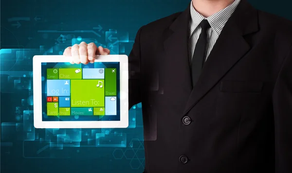 Biznesmen trzymając tabletkę z nowoczesnego oprogramowania operacyjnego sy — Zdjęcie stockowe