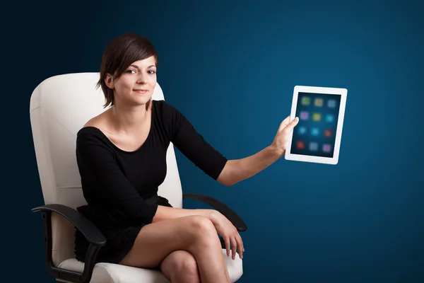 Mulher segurando tablet moderno com ícones coloridos — Fotografia de Stock